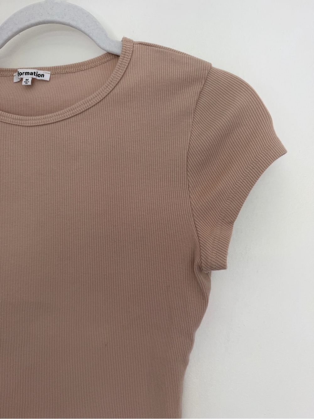 Reformation "Muse" Sand Tan Neutral Ribbed Baby Cropped Tee Shirt - Picture 9 of 16
